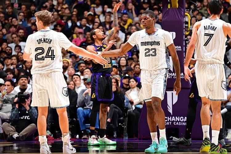 灰熊替补控卫的正负值高达+14，但莫兰特却把他赢的分都输回去了